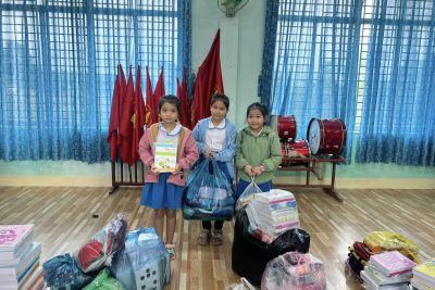 PHÁT ĐỘNG CHƯƠNG TRÌNH ỦNG HỘ ĐỒ DÙNG HỌC TẬP CHO HỌC SINH VÙNG LŨ LỤT.