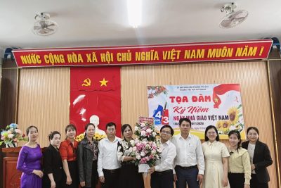 ĐẢNG UỶ – HĐND – UBND – UBMTTQVN PHƯỜNG TRÀ CÂU TẶNG HOA CHÚC MỪNG TRƯỜNG TH PHỔ QUANG NHÂN NGÀY NHÀ GIÁO VIỆT NAM 20/11